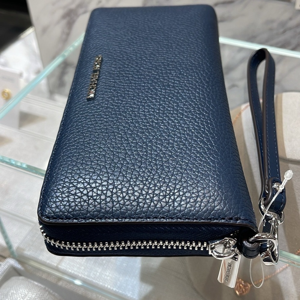 MICHAEL KORS LARGE TRAVEL CONTINENTAL WRISTLET WALLET SMARTPHONE NAVY BLUE
NWT - Picture 12 of 16